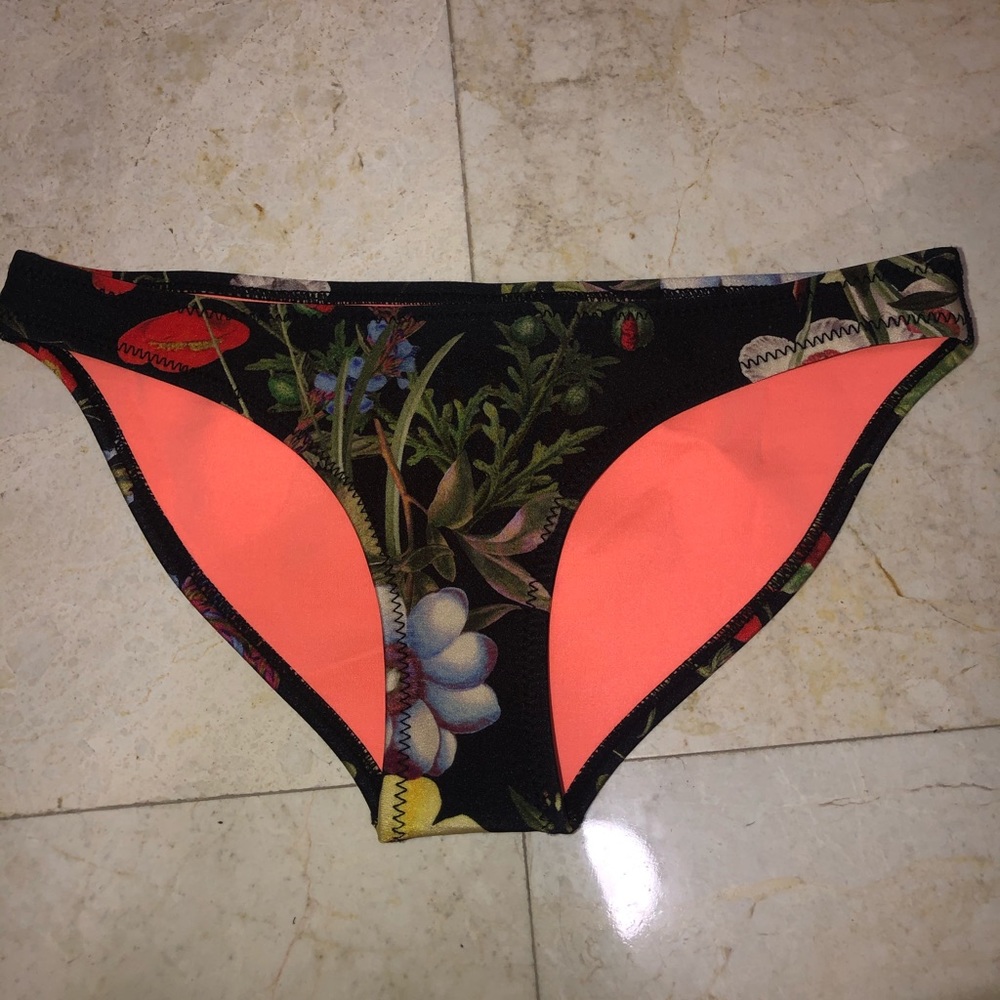 Triangl size small black bottom with flowers